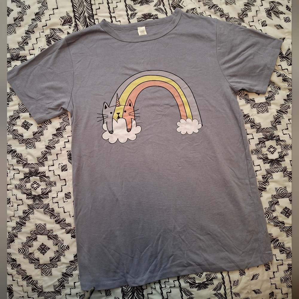 🪷3/$25 Cat on Rainbow fitted tee size L